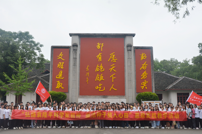 1655340829929055755.jpg 师生合影.jpg